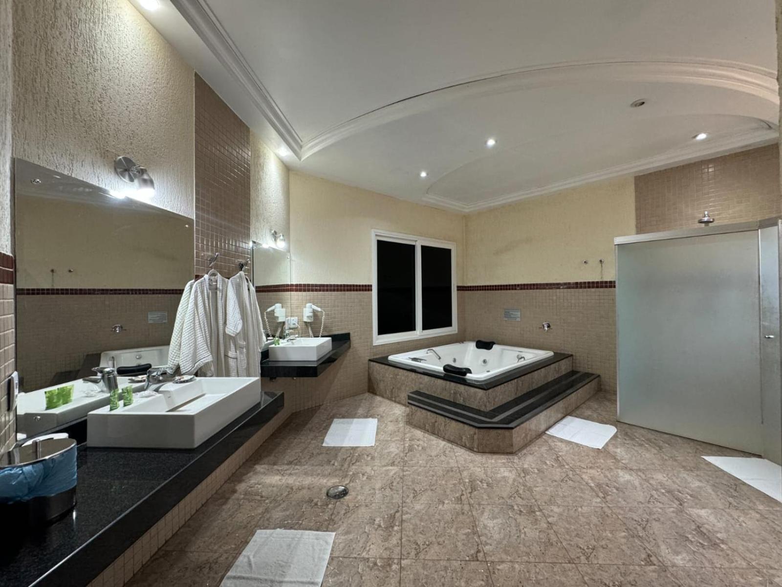 Paradise 4*